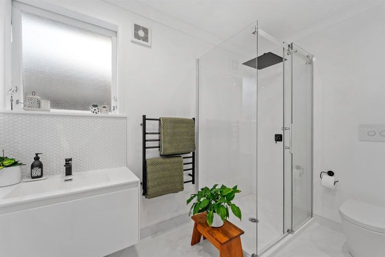 Photo of property in 1/17 Arosa Place, Forrest Hill, Auckland, 0620