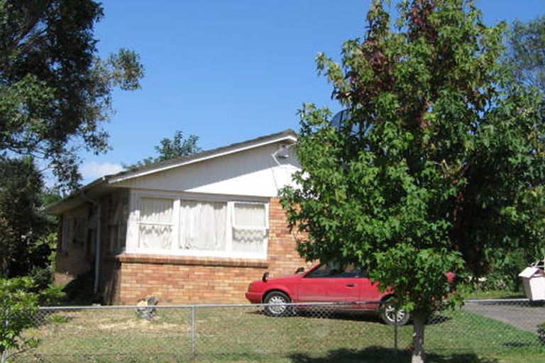 Photo of property in 6 Armstrong Place, New Lynn, Auckland, 0600