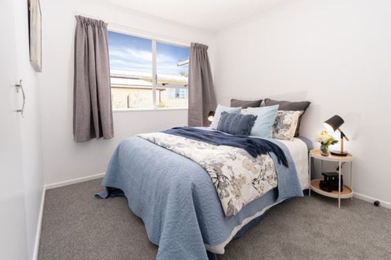 Photo of property in 20 Salford Street, Newlands, Wellington, 6037