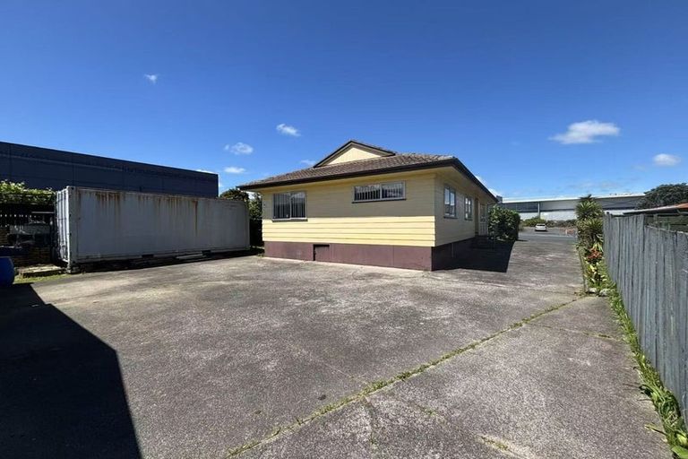 Photo of property in 190 Universal Drive, Henderson, Auckland, 0610