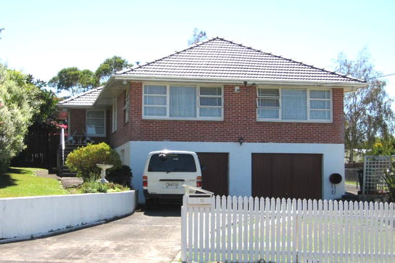 Photo of property in 32 Divich Avenue, Te Atatu South, Auckland, 0610