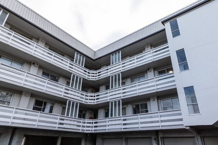 Photo of property in 5 Hawker Street, Mount Victoria, Wellington, 6011