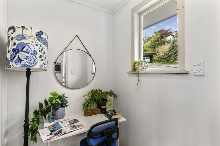 Photo of property in 5 Stella Grove, Newlands, Wellington, 6037