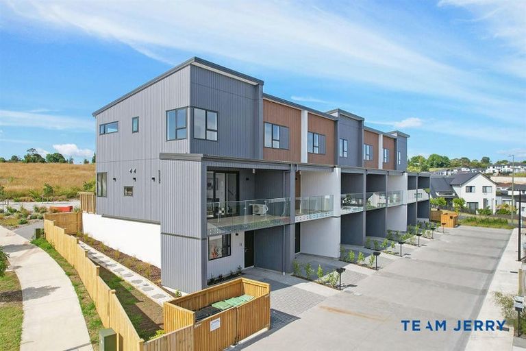 Photo of property in 1 Heketara Way, Massey, Auckland, 0614