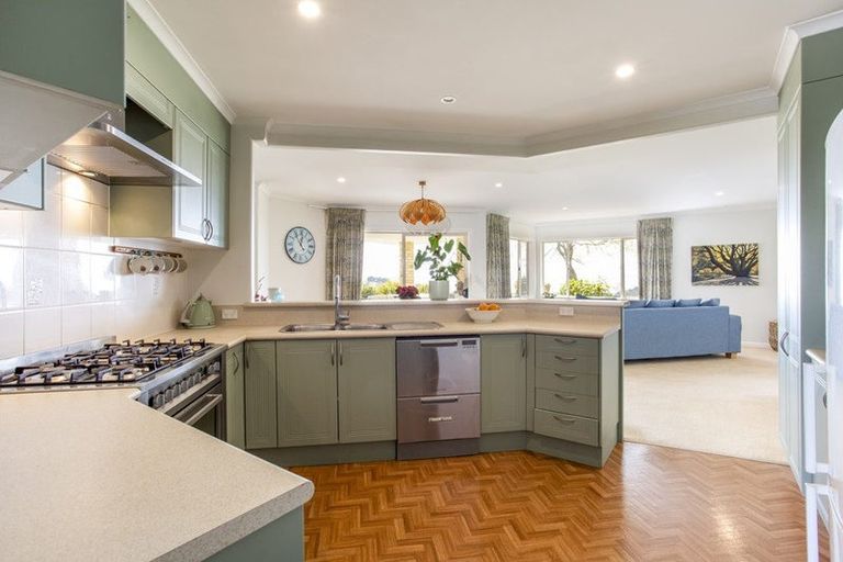 Photo of property in 2247 South Head Road, South Head, Helensville, 0874