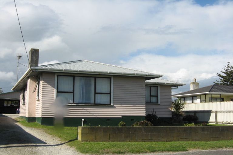 Photo of property in 8 Omori Place, Castlecliff, Whanganui, 4501