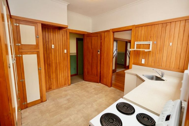 Photo of property in 28 Rangitane Street, Palmerston North, 4414