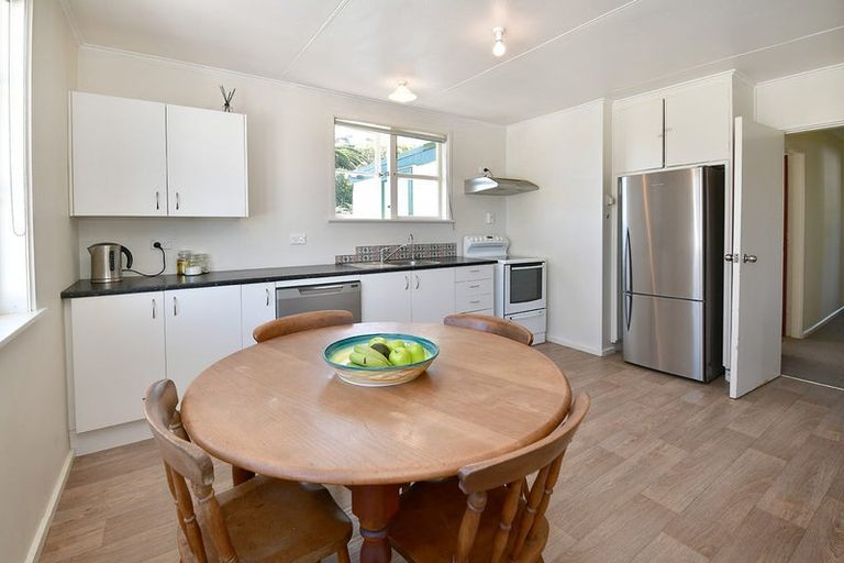 Photo of property in 2/11 Parakai Avenue, Parakai, 0830