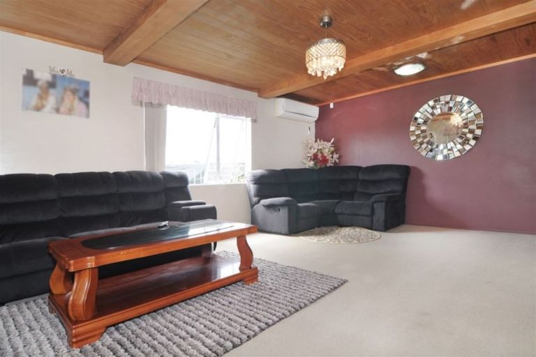 Photo of property in 2a Bamboo Grove, Kelston, Auckland, 0602