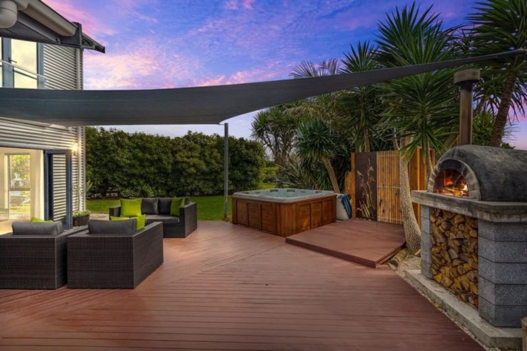 Photo of property in 92 Farm Park Road, Waiuku, 2681