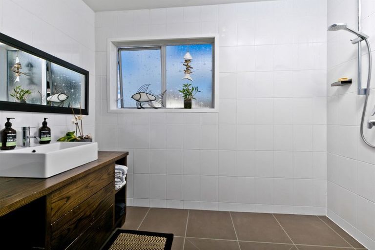 Photo of property in 7 Blythe Place, Glendene, Auckland, 0602