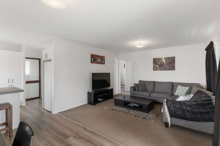 Photo of property in 24a Edgewater Parade, Waiuku, 2123