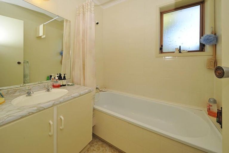 Photo of property in 2/12 Waimai Avenue, Weymouth, Auckland, 2103