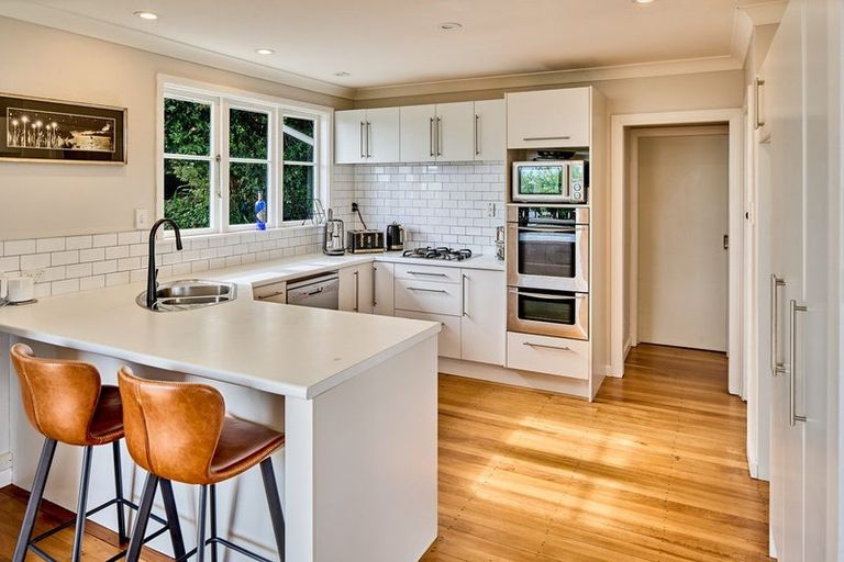 Photo of property in 9 Mana View Road, Paremata, Porirua, 5026