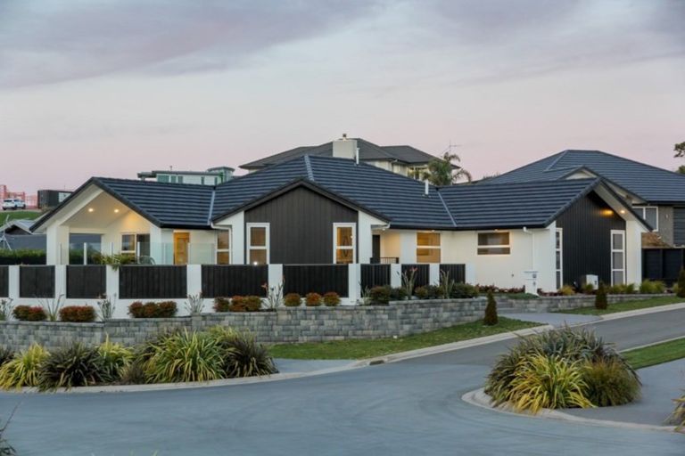 Photo of property in 1 Oakmont Crescent, Waiwhakaiho, New Plymouth, 4312