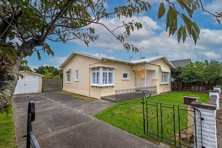 Photo of property in 16 Kowhai Avenue, Takaro, Palmerston North, 4410