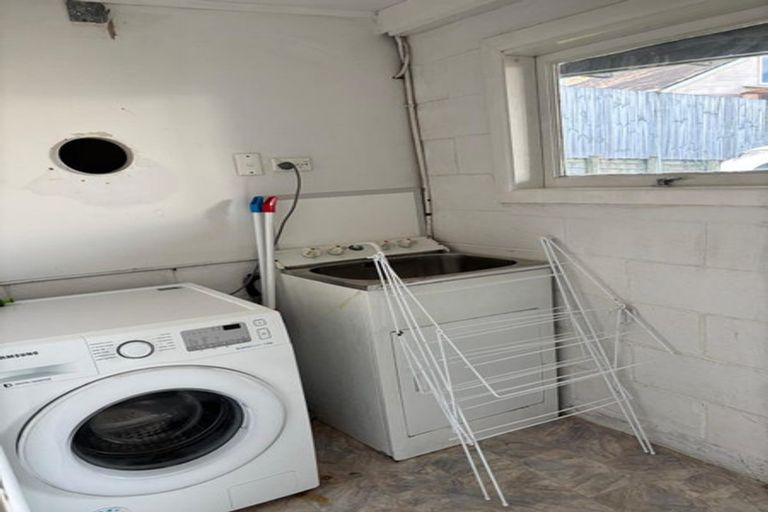 Photo of property in 465 Glenfield Road, Glenfield, Auckland, 0629