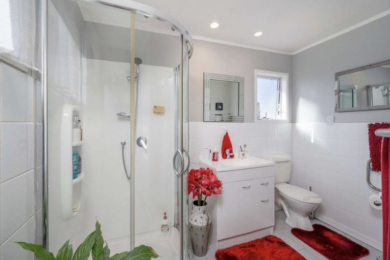 Photo of property in 10 Leewood Place, Pakuranga Heights, Auckland, 2010