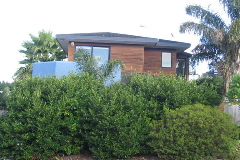 Photo of property in 2/6 Bluefin Way, West Harbour, Auckland, 0618