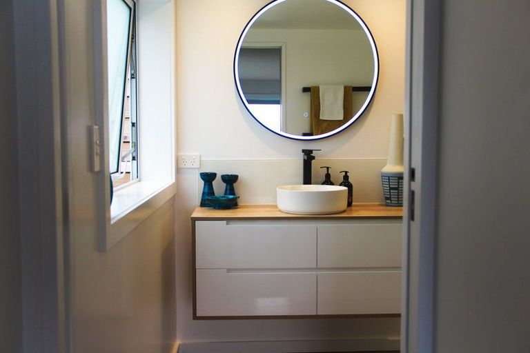 Photo of property in 15 Piha Road, Piha, New Lynn, 0772