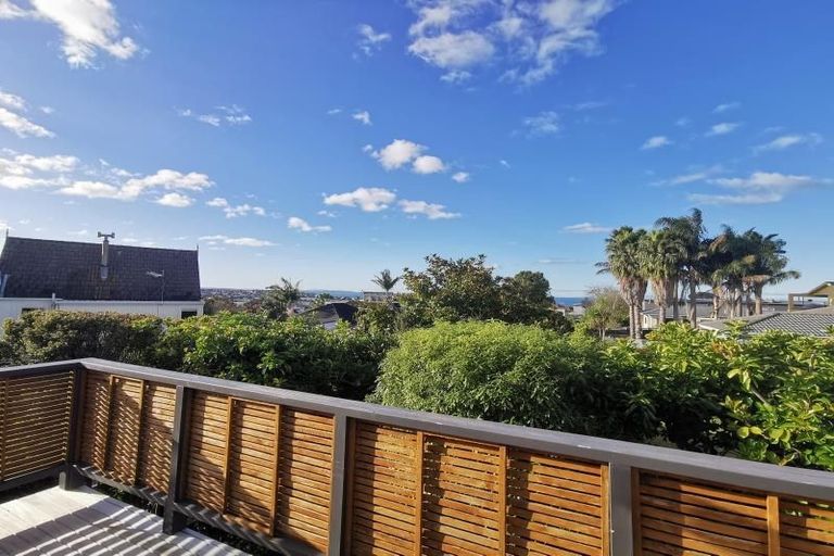 Photo of property in 2/59a Knights Road, Rothesay Bay, Auckland, 0630