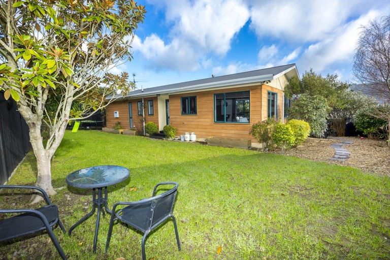 Photo of property in 2 Monarch Grove, Maoribank, Upper Hutt, 5018