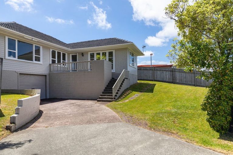 Photo of property in 3 Phelps Place, Glendene, Auckland, 0602