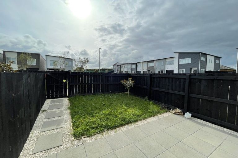Photo of property in 21 Valour Lane, Papakura, 2110