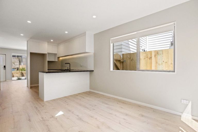 Photo of property in 47b Gossamer Drive, Pakuranga Heights, Auckland, 2010