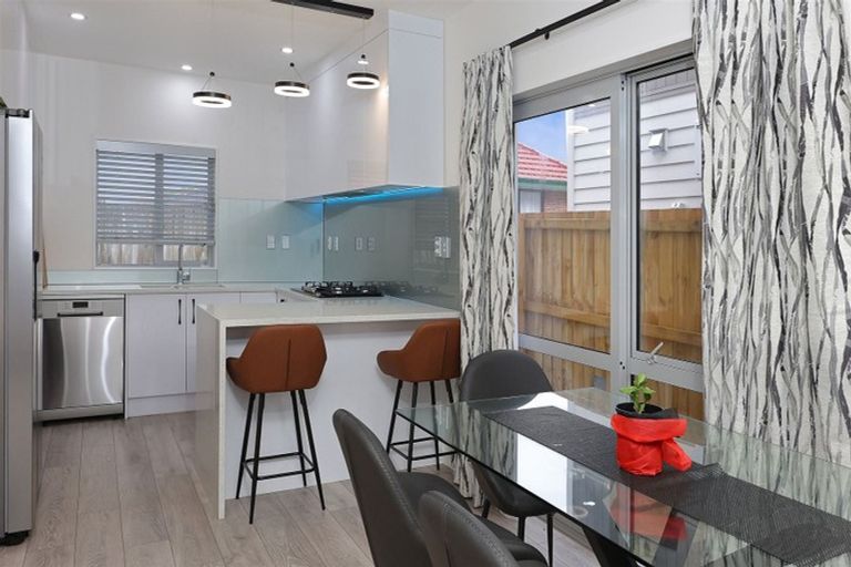 Photo of property in 43c Border Road, Henderson, Auckland, 0612