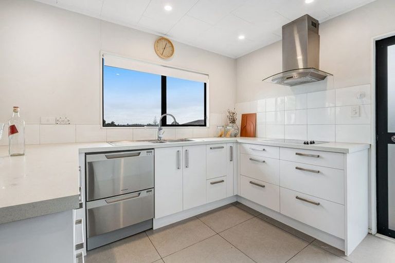 Photo of property in 2/15 Exeter Place, Unsworth Heights, Auckland, 0632