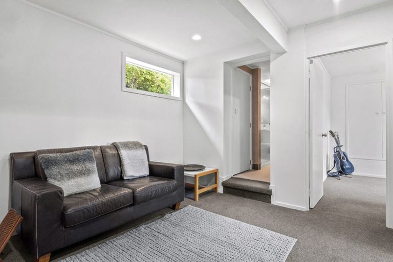 Photo of property in 2 Lyons Avenue, Murrays Bay, Auckland, 0630