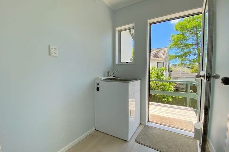 Photo of property in 2/23 Tetrarch Place, Totara Vale, Auckland, 0629