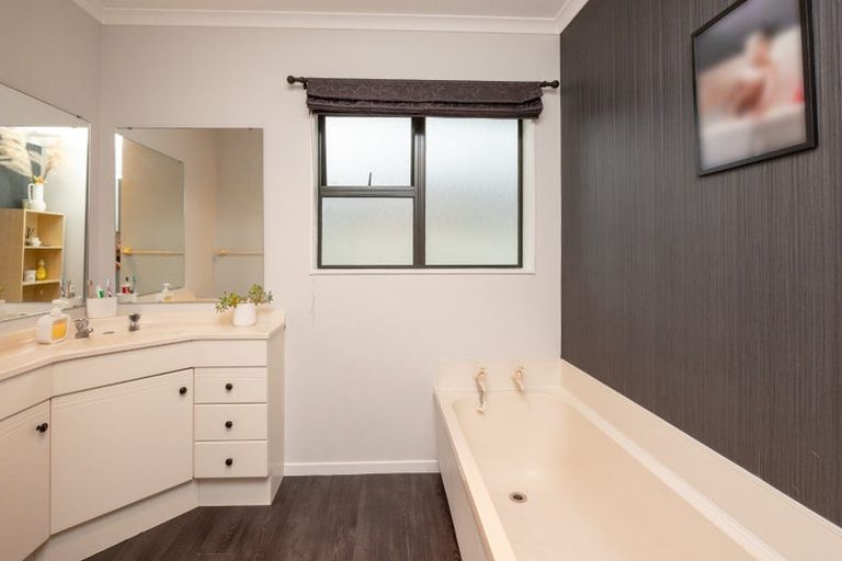 Photo of property in 10 Parnell Heights Drive, Kelvin Grove, Palmerston North, 4414