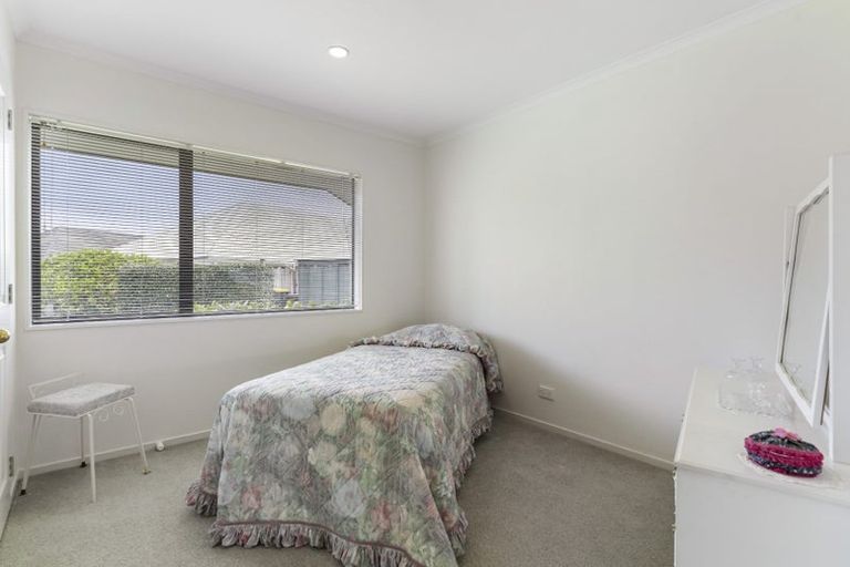 Photo of property in 2 Pat O'connor Place, Manurewa, Auckland, 2105