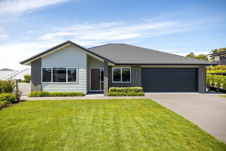 Photo of property in 3 Oakmont Crescent, Waiwhakaiho, New Plymouth, 4312