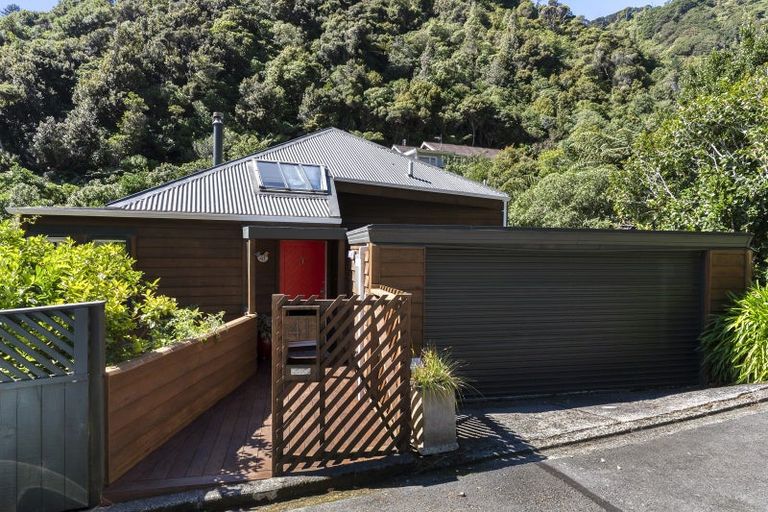 Photo of property in 41 Rona Street, Eastbourne, Lower Hutt, 5013