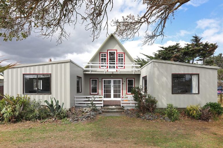 Photo of property in 15 Punga Street, Tangimoana, 4822