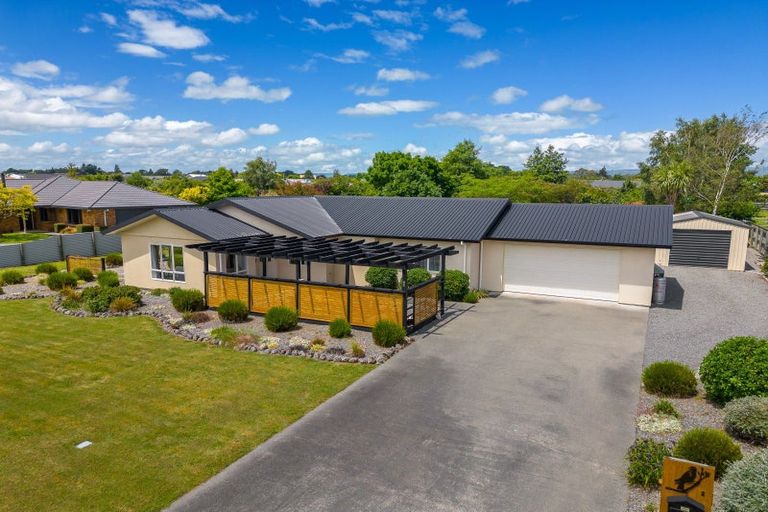 Photo of property in 2 Daffodil Grove, Carterton, 5713