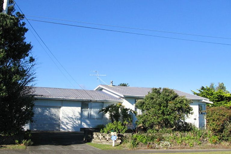 Photo of property in 12 Kawau Grove, Waikanae Beach, Waikanae, 5036