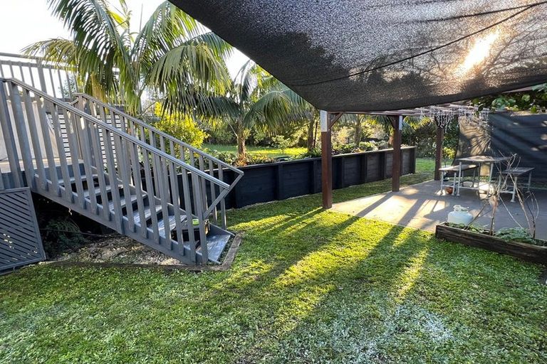 Photo of property in 30 Eastglen Road, Glen Eden, Auckland, 0602