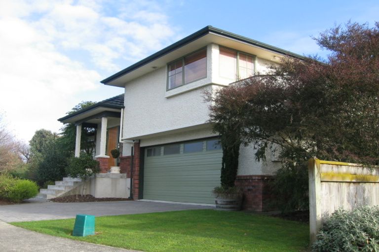 Photo of property in 2 Jasmine Place, Fitzherbert, Palmerston North, 4410
