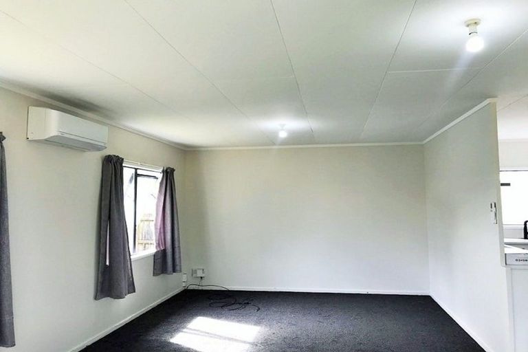Photo of property in 2/5 Solveig Place, Randwick Park, Auckland, 2105