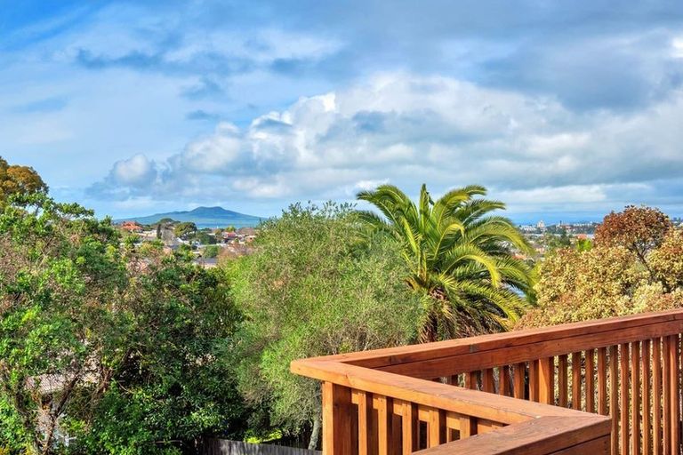 Photo of property in 131 Forrest Hill Road, Forrest Hill, Auckland, 0620