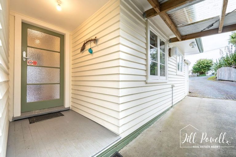 Photo of property in 13 View Street, Maungaturoto, 0520