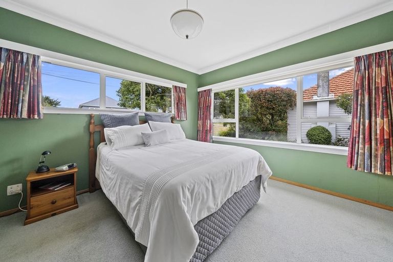 Photo of property in 25 Mexted Terrace, Tawa, Wellington, 5028