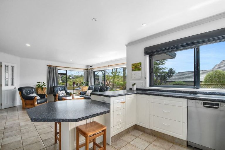 Photo of property in 11 Rosetti Rise, West Harbour, Auckland, 0618