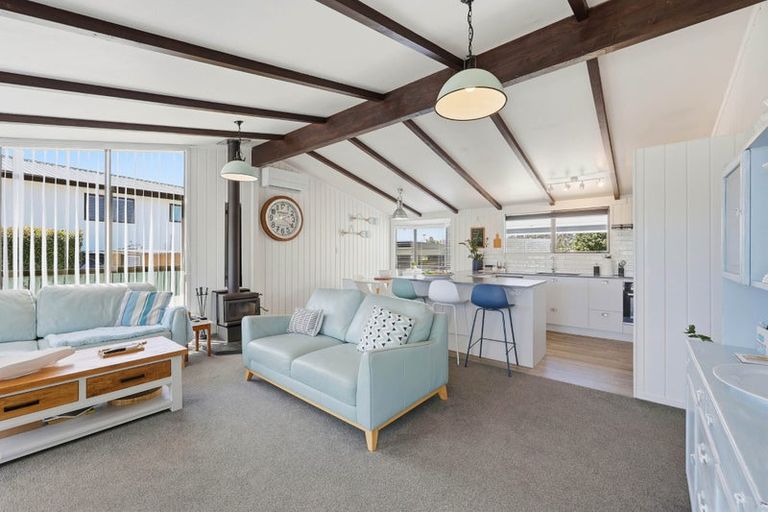 Photo of property in 6 Vela Place, Clarks Beach, 2122