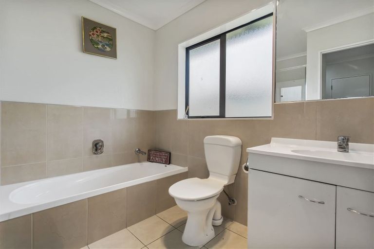 Photo of property in 52 Magic Way, Randwick Park, Auckland, 2105