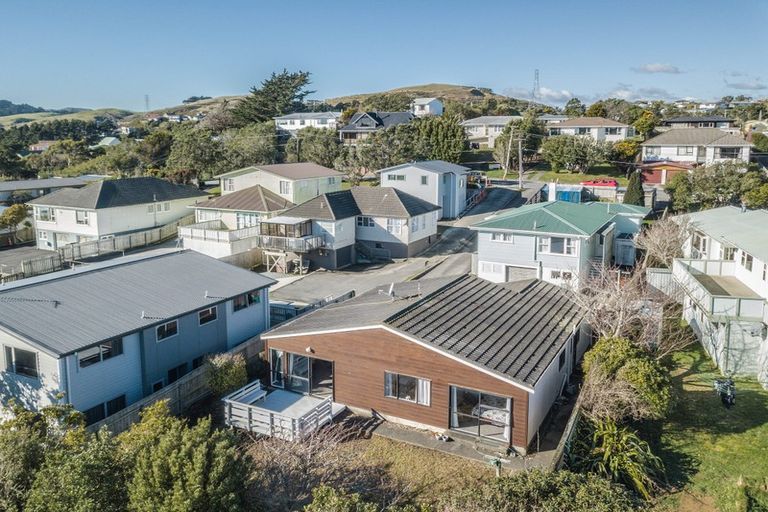 Photo of property in 11b Warrington Grove, Newlands, Wellington, 6037